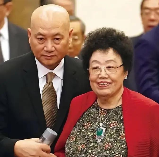 插话一句，损失三千万1995年那场会上，迟重瑞刚开口谈地产，陈丽华一句“你