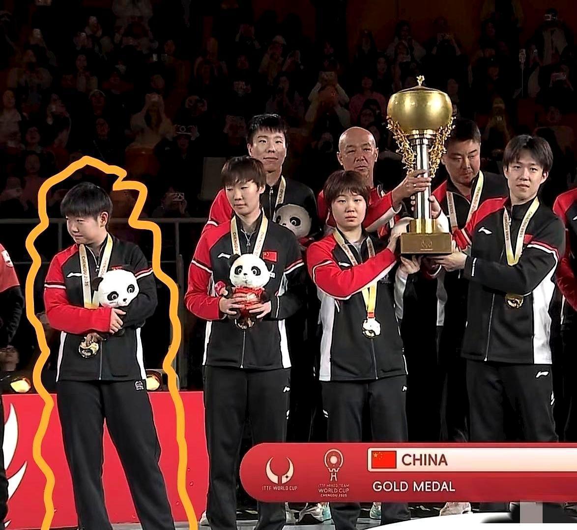 世界第一的孙颖莎，领奖照永远站最边，扣鼻子、走神、追奖杯跑，像个放学被拉去拍照的