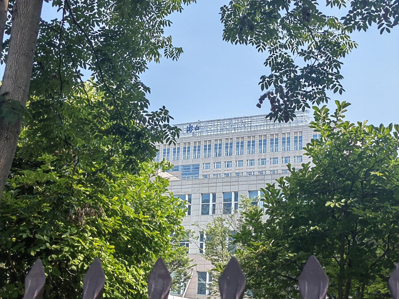 这家医院三级乙等医院，这两个“漏”是不是应该及时补一下！1、门头医院名称怎么刷