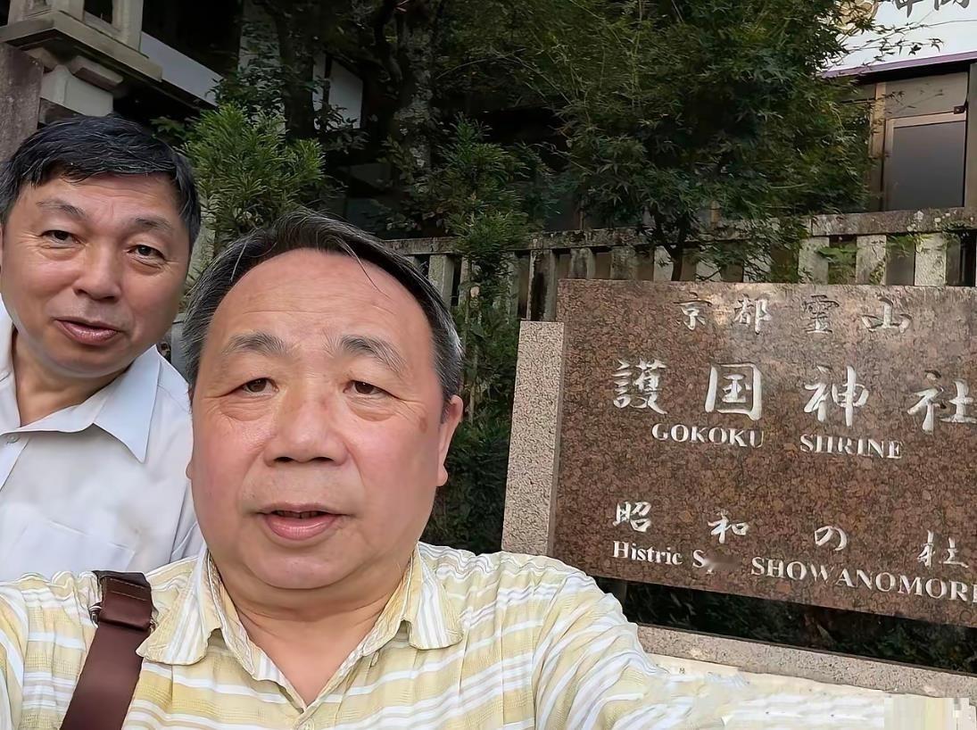 汉奸石平参拜靖国神社皈依者狂热，表现得比日本人更狂热。无论汉奸石平还是日本，用