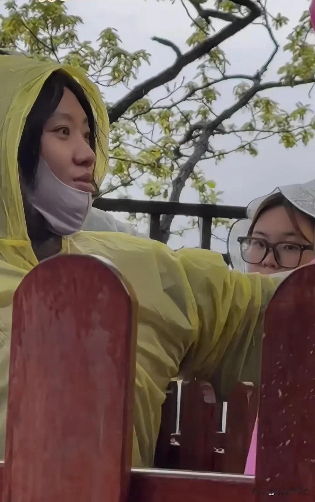 闫妮女儿邹元清现身大孤山祈福，素颜的她，眉眼太像妈妈了，尤其是精灵古怪的样子，简