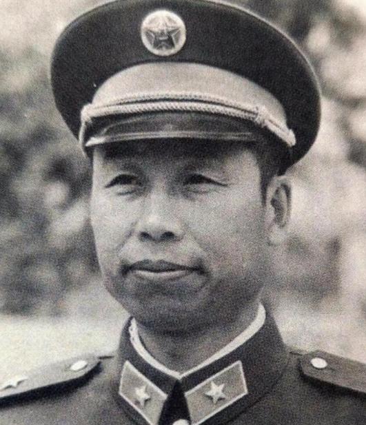 老山轮战，十几个师轮番上阵，参战的师长们大多后来官拜将军。唯独有一个人，仗打得有