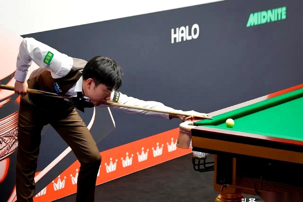 他手里的杆子轻颤，红球滚向袋口，所有人都屏住了呼吸！没进！现场一片哗然，墨菲眼