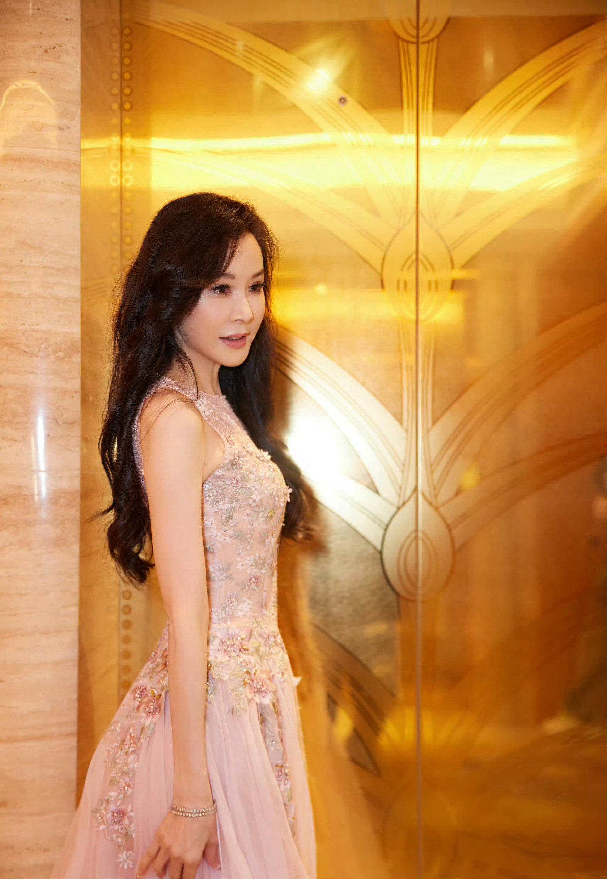 萧蔷要做就做顶尖的自信又有气场，这股敢冲敢赢的劲儿太圈粉了，这才是姐姐该有的模样