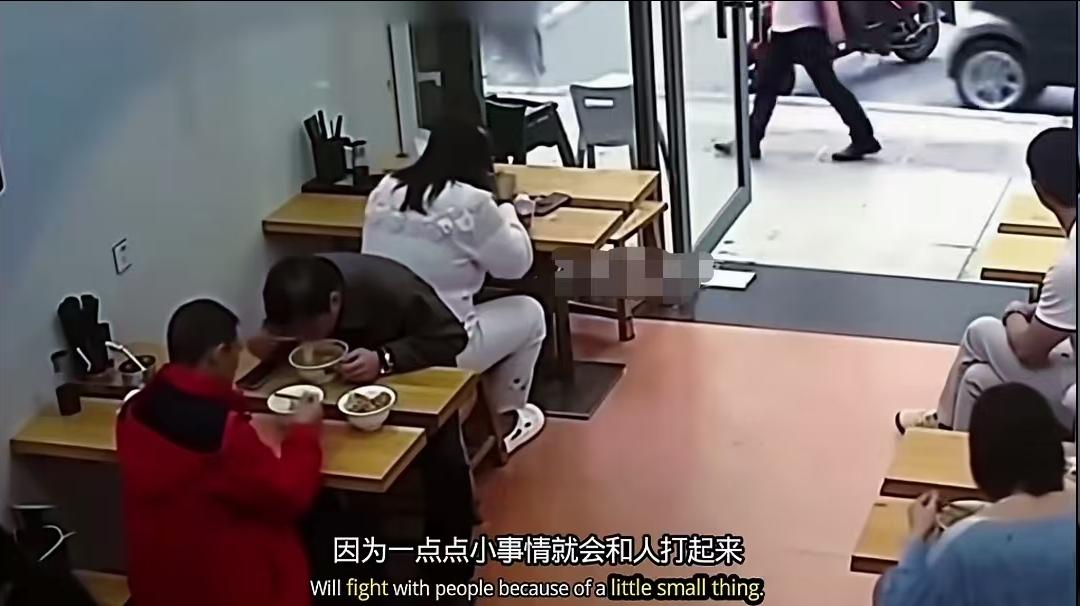 面馆内，男子端着一碗面径直走到同伴已经选好的座位对面。不料，坐在他身后穿白衣服的