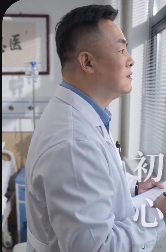 这个动作竟然救了老医生一命！我的朋友，一位在三甲医院从医三十多年，救过无数个病