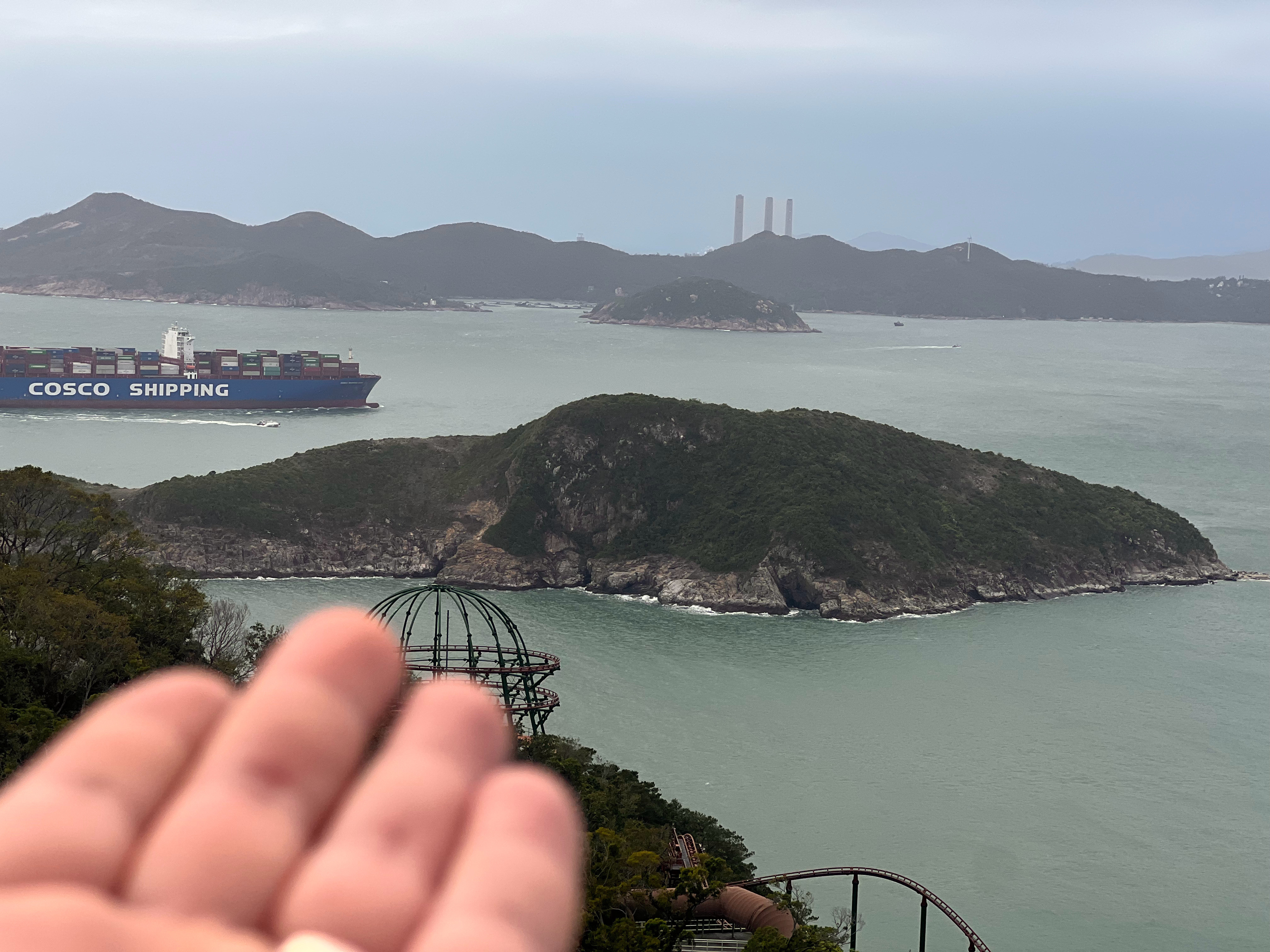 单凭香港海岸线的美景，就想问，我从下方游到对面三栋筒子楼，需要多久？​​​