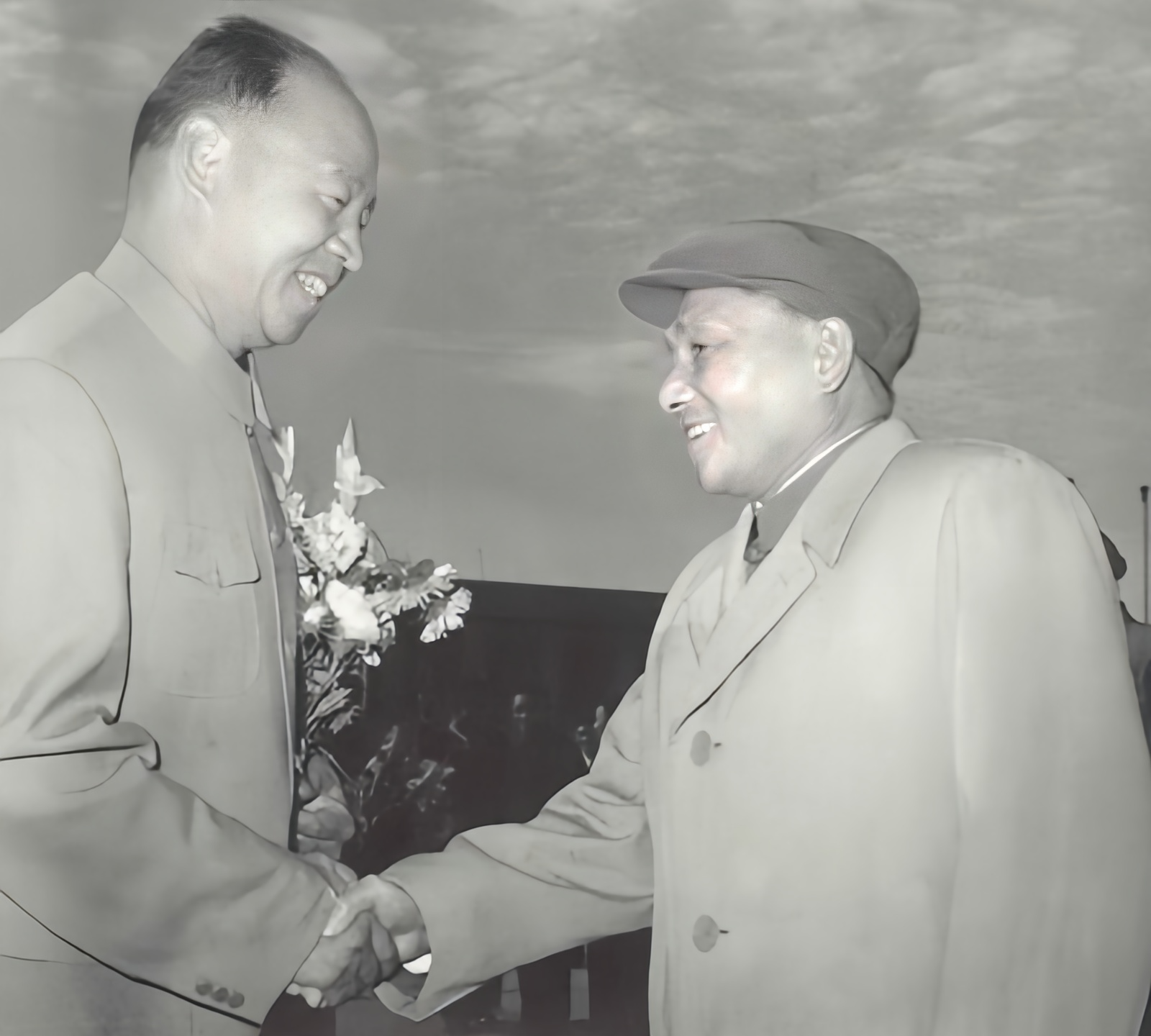 1956年八大之后，邓小平提议不要让彭真再担任北京市委书记和市长了。这是为什么呢