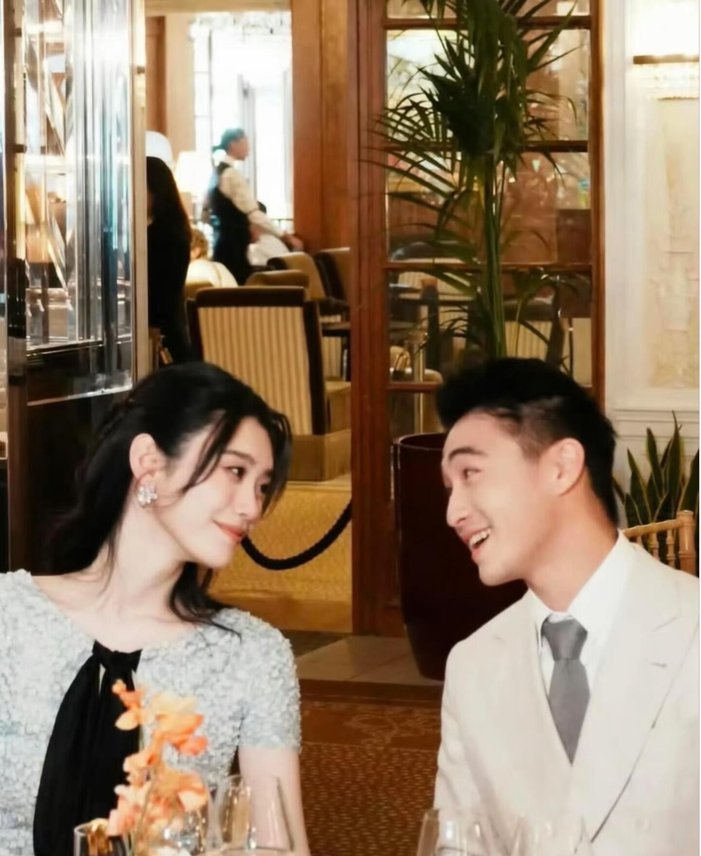 奚梦瑶大婚：婆婆当闺女，何猷君当宝看看这合影里的眼神！奚梦瑶笑得眉眼弯弯，何猷君在旁边看着老婆，满眼