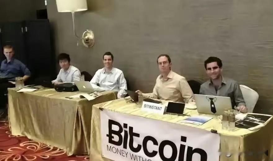 2012年，推广比特币的寒酸小展台上，注册就送100枚。那时候一枚比特币才12美