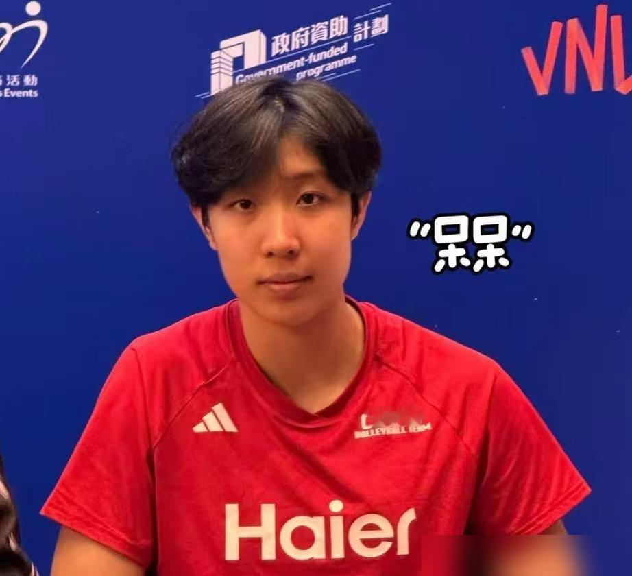 19岁替补上场，扣一个中一个，直接把场边惠若琪看愣了。对阵哈萨克斯坦，她第一次打国际大赛，下手一点不