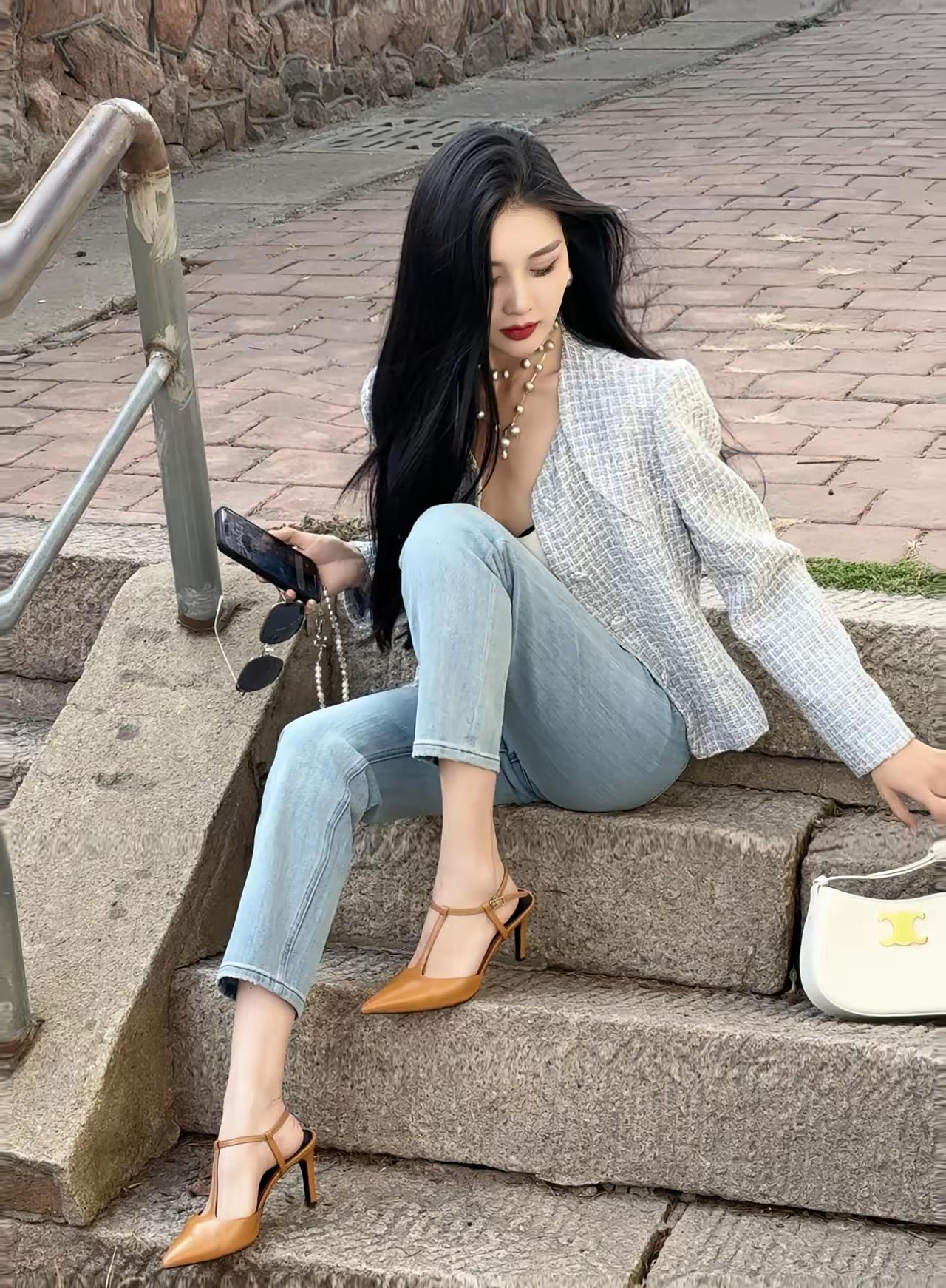 模特出身的她，身材高挑纤细，魅力十足