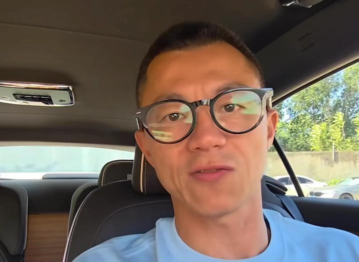 知名车评人陈震居然开着劳斯莱斯闪灵撞车了，这一画面好似证实了很多的现象。车评人