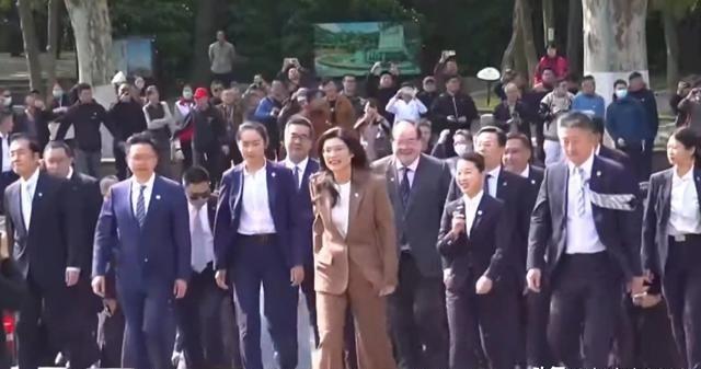 南京中山陵392台阶代表孙中山逝世时，中国约3亿9千2百万人口。同样代表