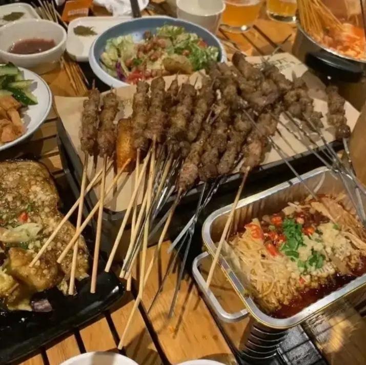 笑不活了！宝妈带6娃蹭烧烤，结账时直接傻眼！朋友圈“欢迎蹭”原来这么坑宝妈