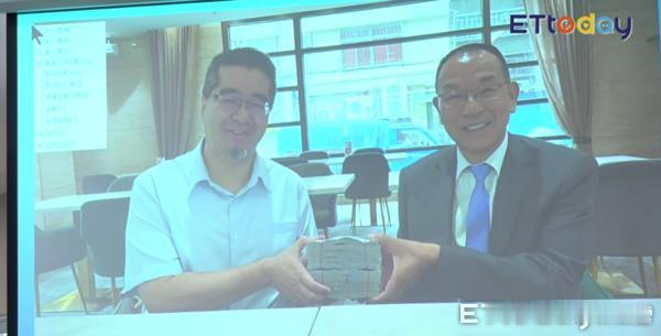 金溥聪控王光慈210万未入账，出示萧旭岑与台商“手捧现金”合照马英九指控马英九