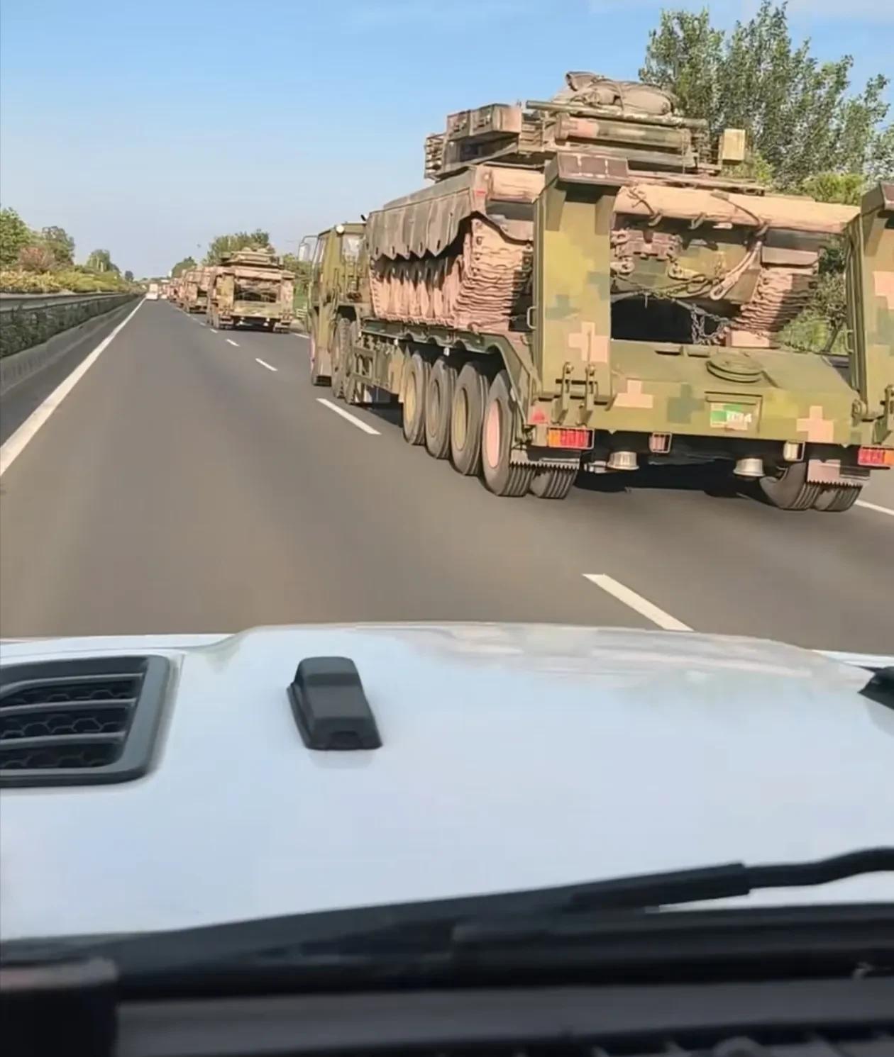 图片上是泰安TA4360型坦克运输车，它拉着ZTZ-96A主战坦克在高速上能跑到
