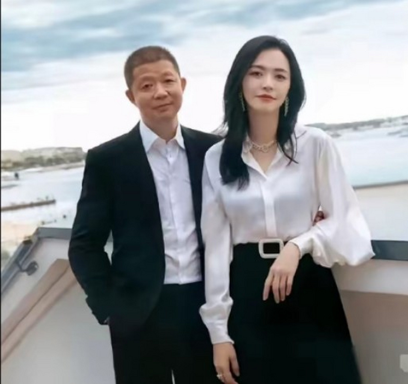 唐一菲在节目中自曝：结婚时自己穿着260元随便买来的婚纱，很敷衍，婚后也每天抱着