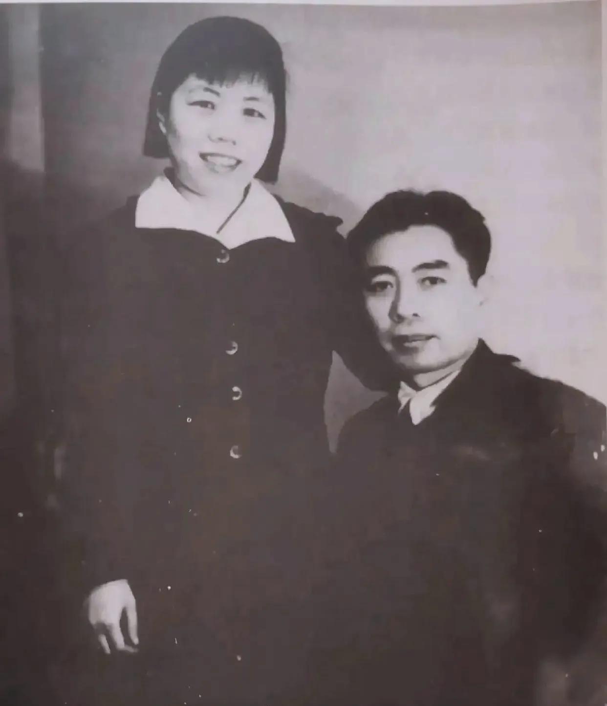 1939年7月，周恩来在延安坠马导致右臂粉碎性骨折，因医疗条件有限，党中央紧急安