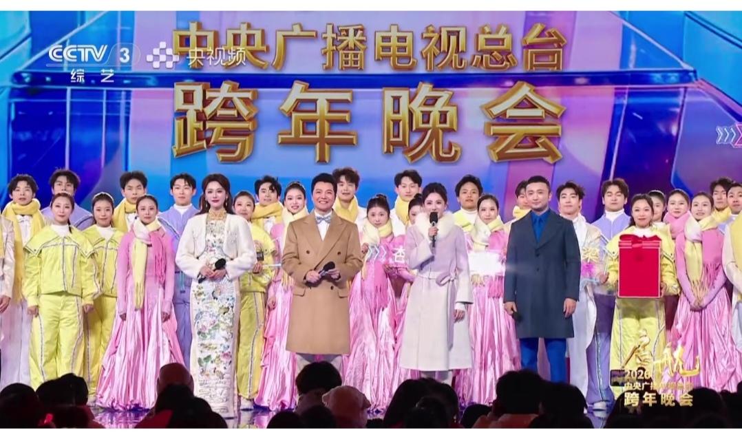 这样暖和的大衣，比华而不实的礼服强多了。