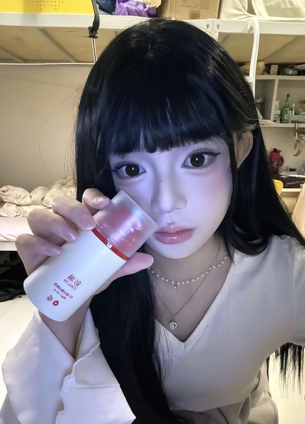 化妆前像刚睡醒的猫，化妆后直接变女主。灯一开，脸一打，闺蜜直接原地失语。不是