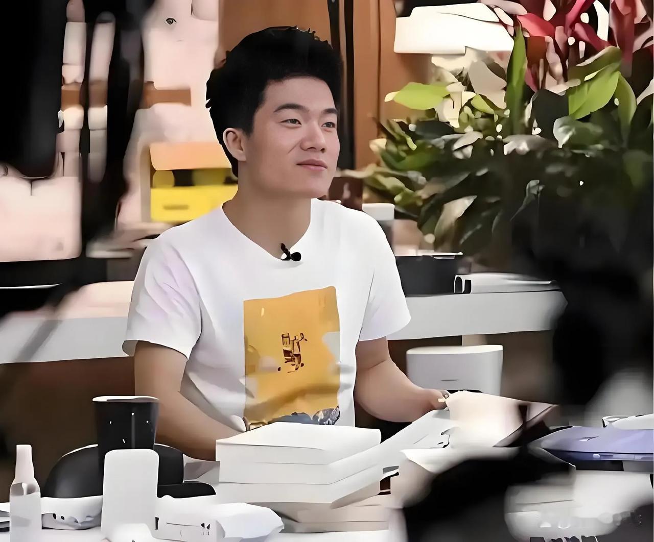 “给你10万元创业再来一遍，你会选择做什么”。张朝阳在回答胡润时这样回答说：“