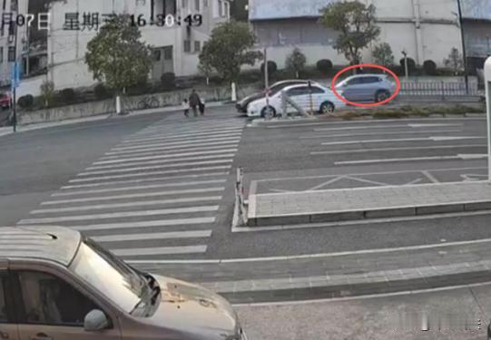 看到一个妈妈带着两个小孩过人行道还不减速？事发于宁海，一位妈妈，带着两个幼子，想