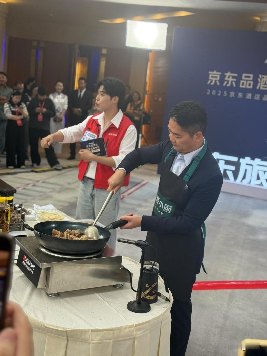 刘强东下厨炒菜。烟雾缭绕中戴在左手上的百达翡丽5905r系列手表若隐若现。这款