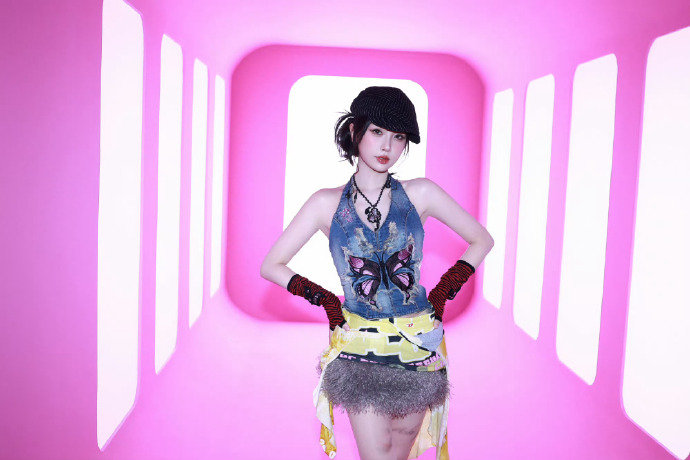 虞书欣泰暮新身份出道虞书欣我是泰暮哈哈哈哈这个唱跳歌手泰暮也太美了吧！