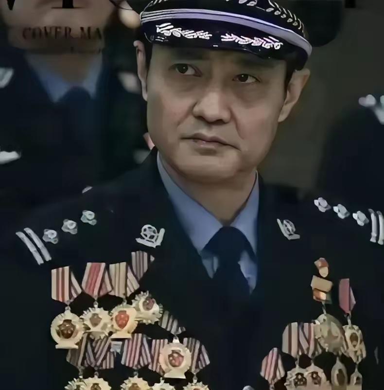 1998年，程鹏在执勤，突然被人用枪抵住了脑门，他掏出的警官证停在半空，脑海中一
