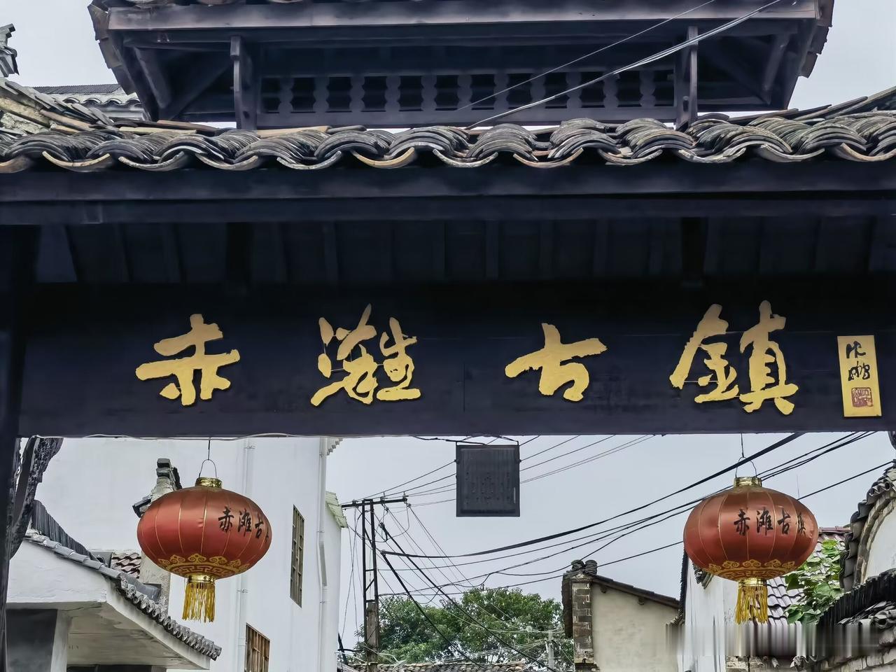 皖南，赤滩古镇，百年繁华已去，只有过往的故事。青石板，记录了独轮车的过