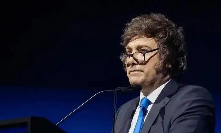 英国这次简直杀人诛心？阿根廷总统米莱公开质问英国到底为何不归还马岛，没想到英国直