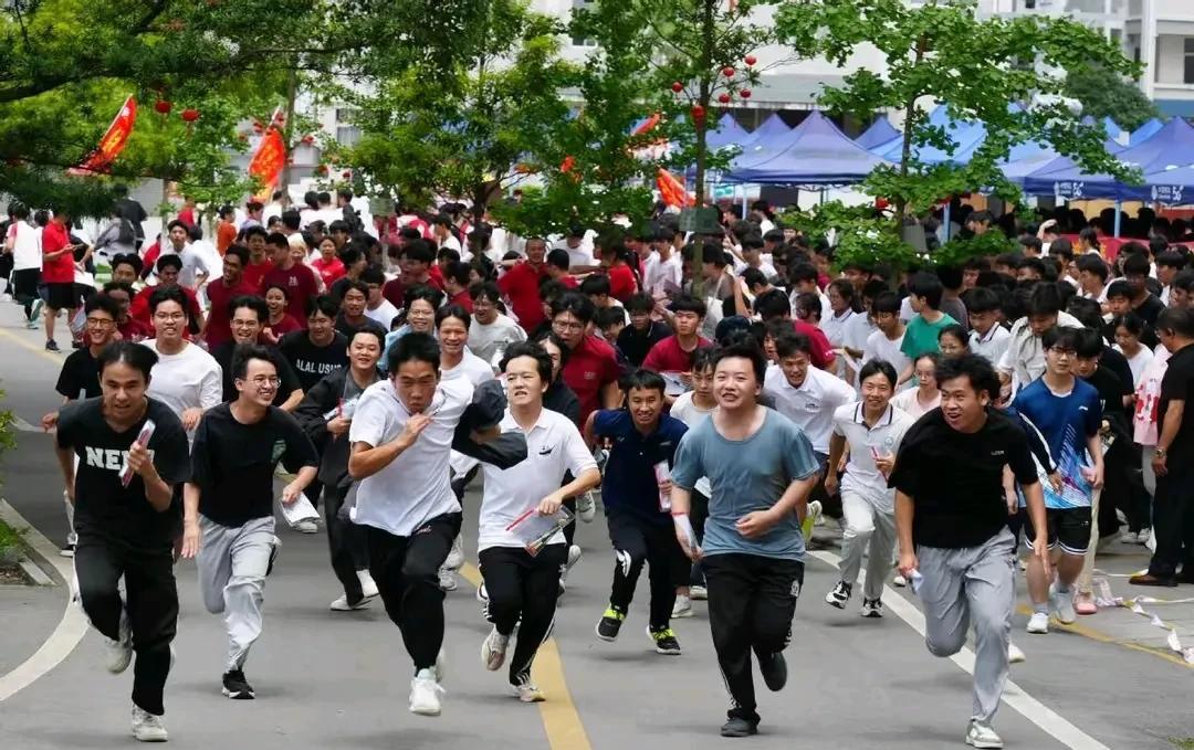 高考出分了！600分是分水岭，属于比较聪明的，650以上就是很聪明的学生了，68
