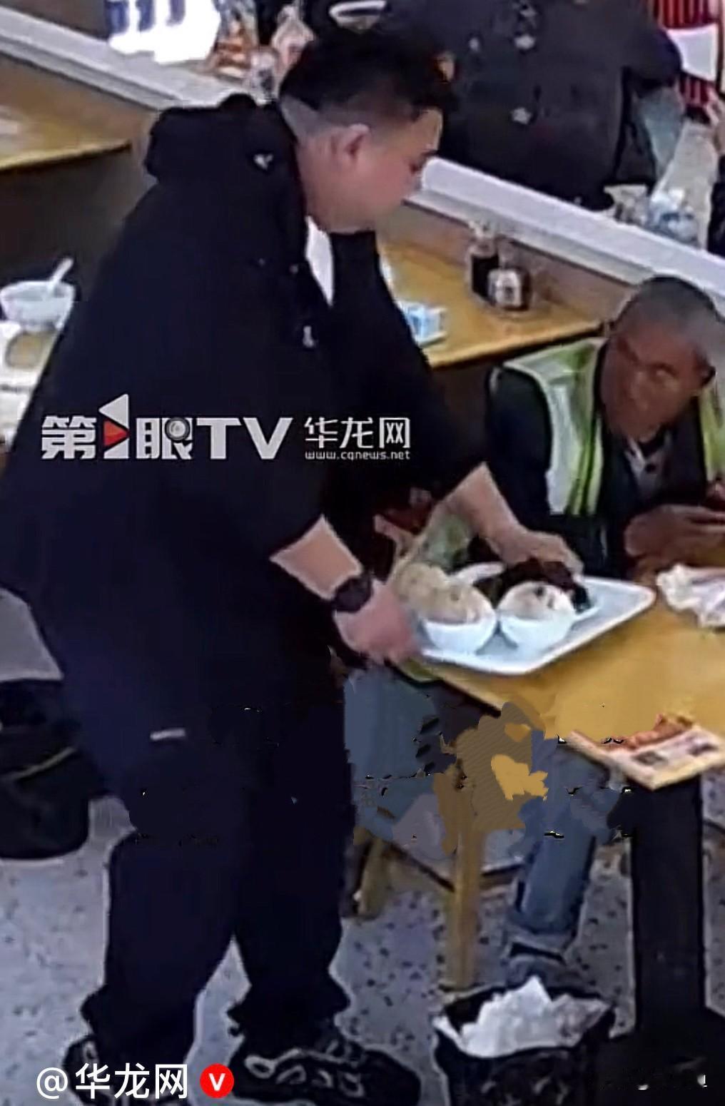 近日,安徽淮北一餐馆里,顾客都在兴高采烈地吃饭聊天,服务员都在忙碌着,突然听到“