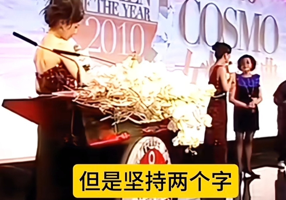 45岁的俞渝真是知性优雅啊。虽然人到中年，但她皮肤紧致，身材修长。而且她