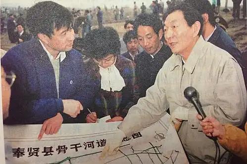 《朱镕基上海讲话实录》朱镕基退休后，一共出版了三本书。前两本《朱镕基答