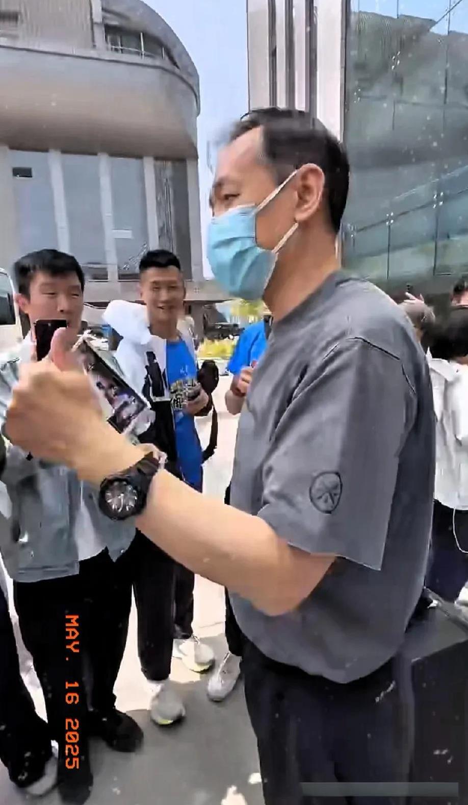 北京G6见！北京队兵发杭州！许利民面带笑容握拳示意，周琦陈盈俊踌躇满志，杰曼发文