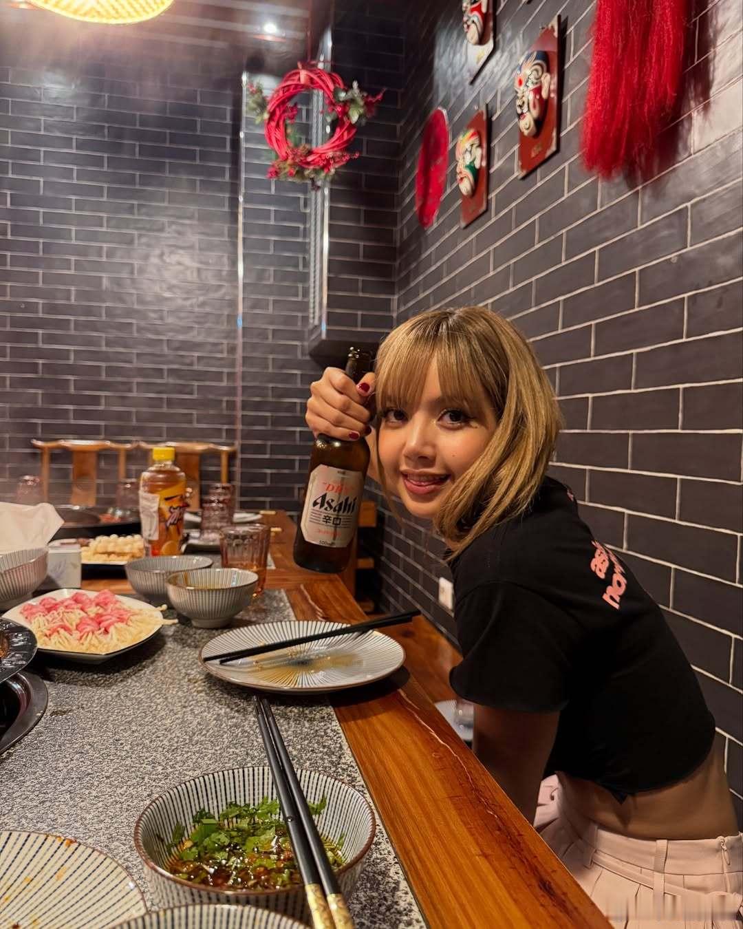 Lisa又去吃火锅了原来Lisa也喜欢喝冰红茶？！​​​