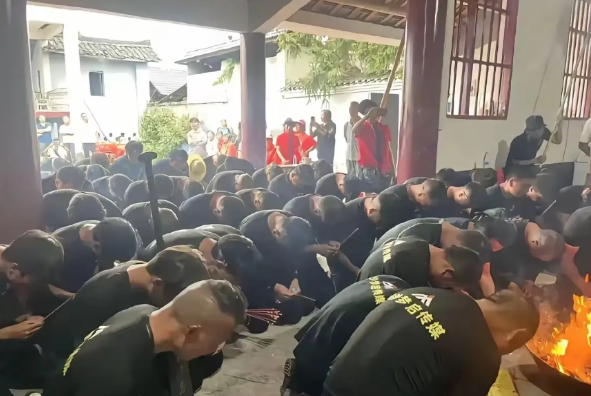 全国唯一一个划龙舟拿冠军跪祠堂的队伍，麻阳官村龙舟队麻阳官村龙舟队夺冠后第一件