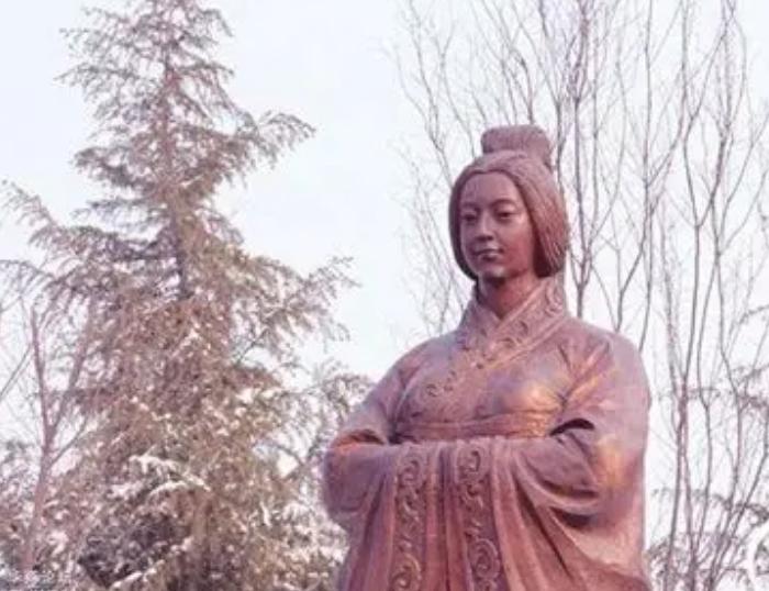 《战国策》里有段话，我看了三遍才敢信是真的。楚围韩雍氏五月，韩国派使者去秦国