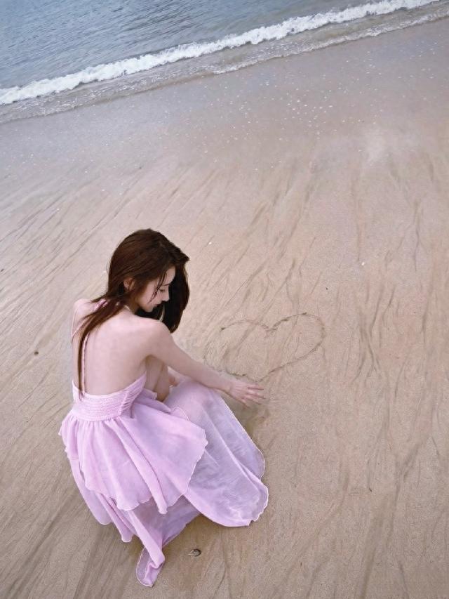 马泽涵海边泳装写真，满满粉嫩少女感说起马泽涵，童星早早入行，毕业于中戏，出
