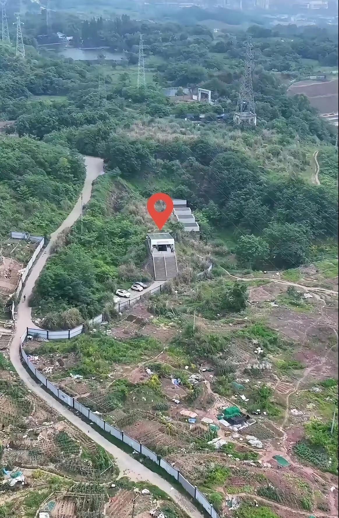 国内堪称最荒凉的地铁站来了，一出站外面全是荒山野岭！说它是国内最孤独地铁站一点