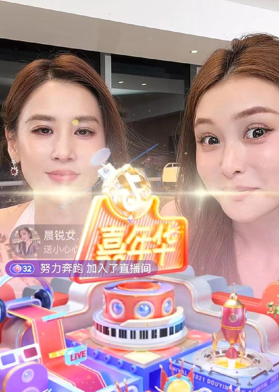 黄圣依直播时，杨子疯狂给黄圣依刷礼物，礼物特效堆满了直播间，黄圣依一开始让他别刷