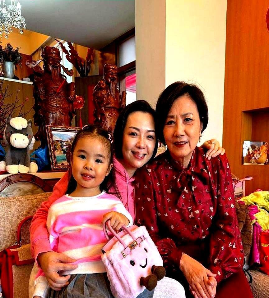 89岁谢贤坐轮椅被护工架着大年初二硬要去汪明荃家汪明荃家的初二盆菜宴一