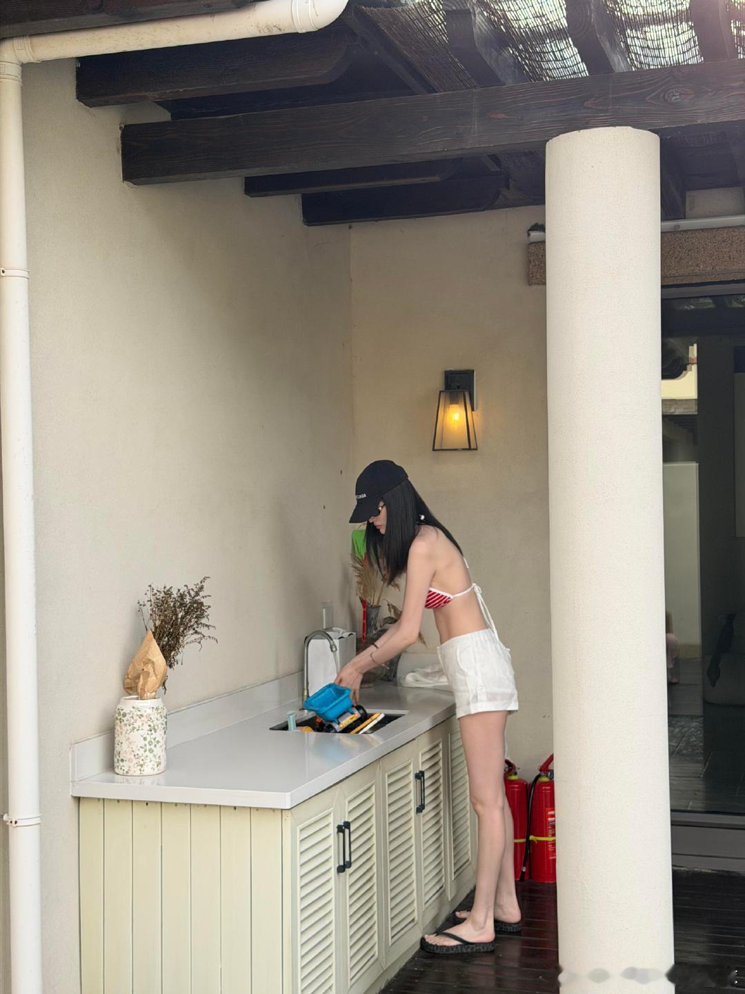 何穗点赞陈伟霆九门何穗点赞支持陈伟霆九门何穗晒出阿那亚度假照，评论区有人精准提到