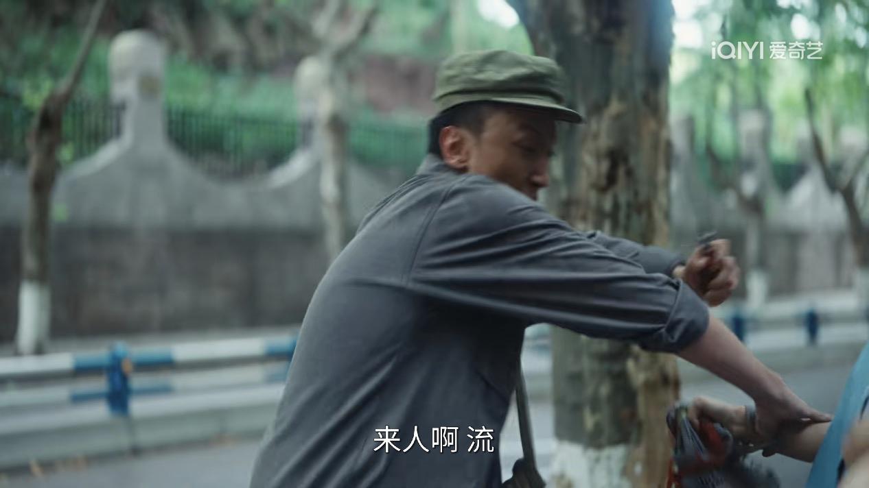 看《重器》的时候，其中有一幕，引起了两位男主的讨论。那就是两个混混当街耍流氓