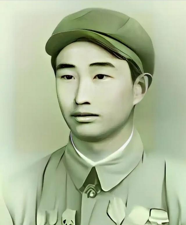 1943年，日军空袭时，18岁战士宋岭春仰面躲在草丛里，看飞行员探头出来，当敌机