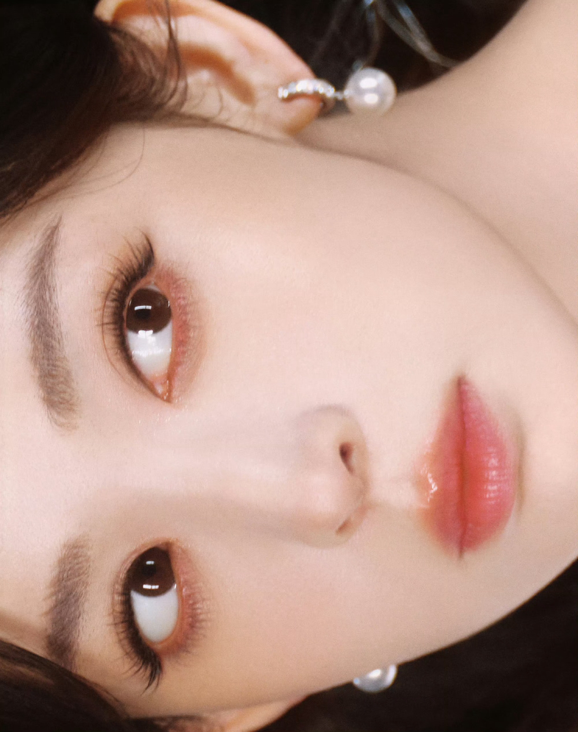 娜扎站在坍塌的秩序里，用一层又一层的纱，把碎片，叠成不肯熄灭的光芒摄影：范一