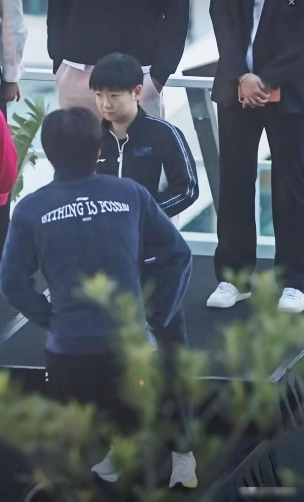 报告：是莎莎先动的手！莎莎胳膊肘了大头一下说“你后面一点”大头怕莎莎掉下去，嘴