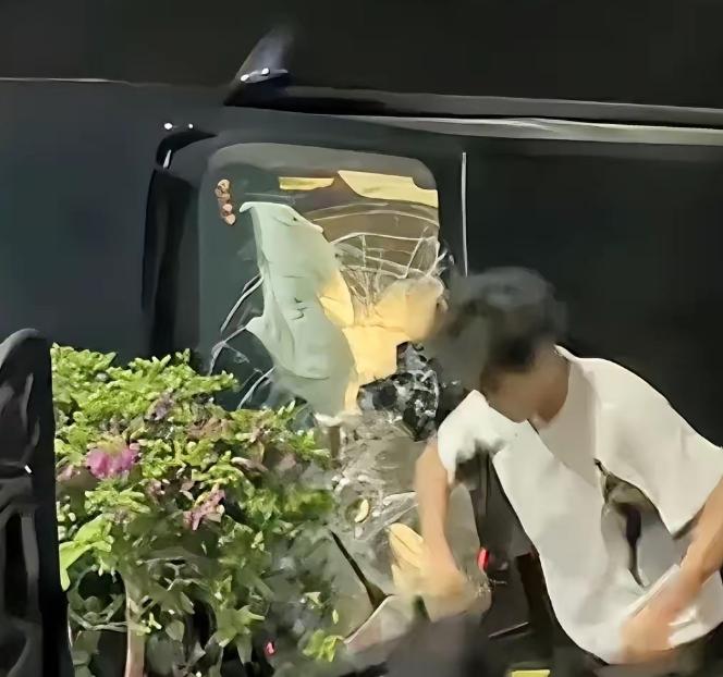 “全网破防！”凌晨三点的广东汕头，一个18岁少年，抄起自己攒钱买的电动车电池，疯